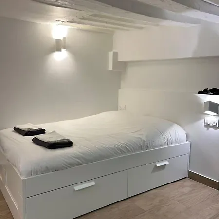 Modern Near Pantheon Apartman